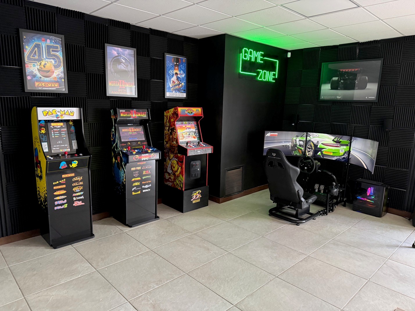 Game zone: arcades, letrero neón y simulador de carreras
