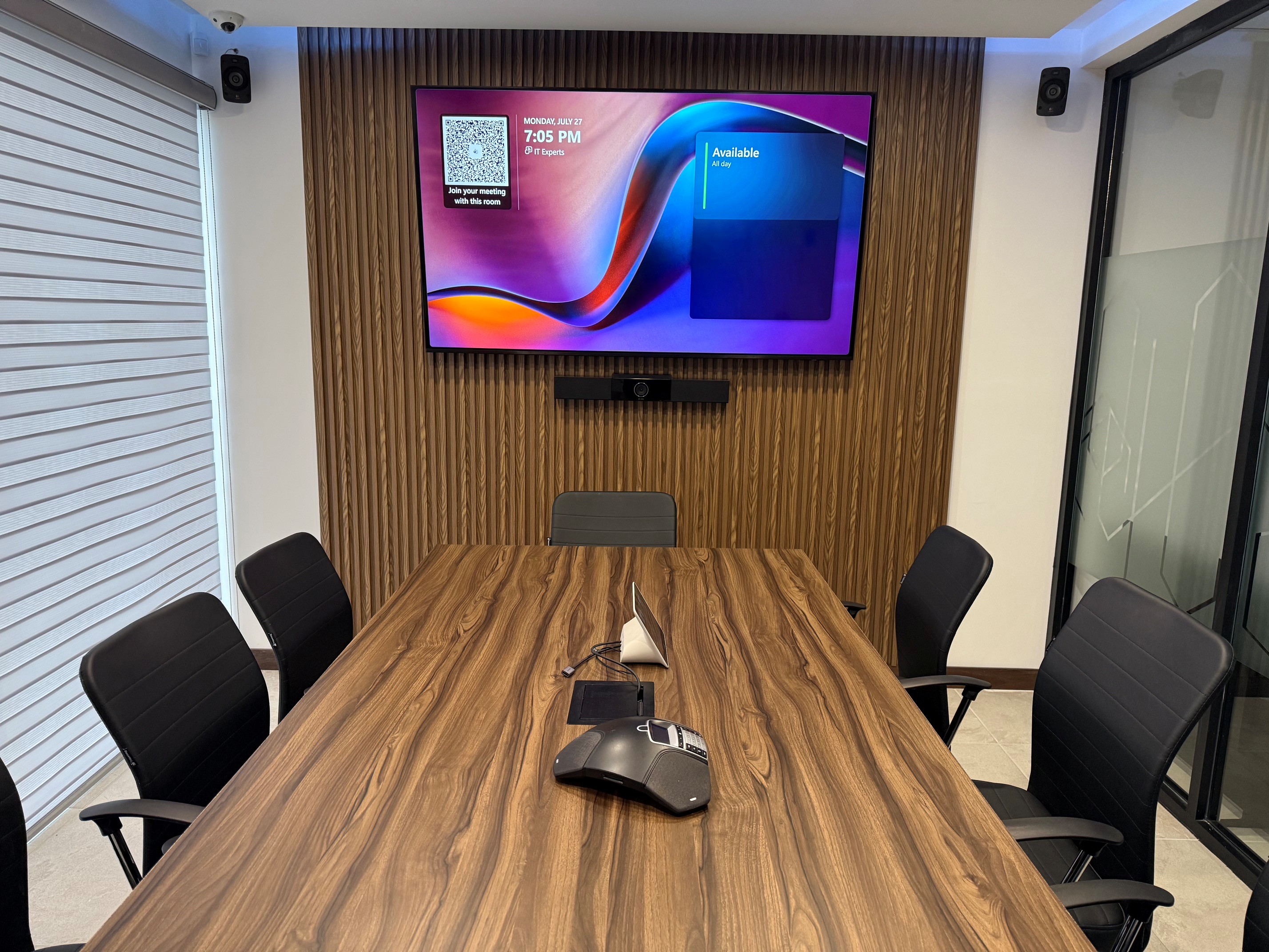 Sala de juntas con videoconferencia