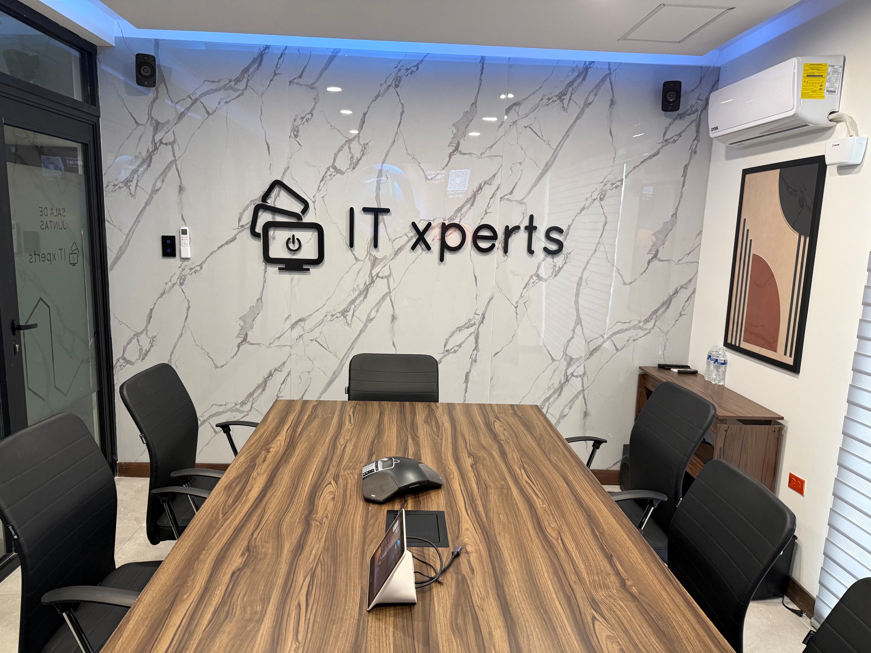 Muro de mármol con el logo IT xperts