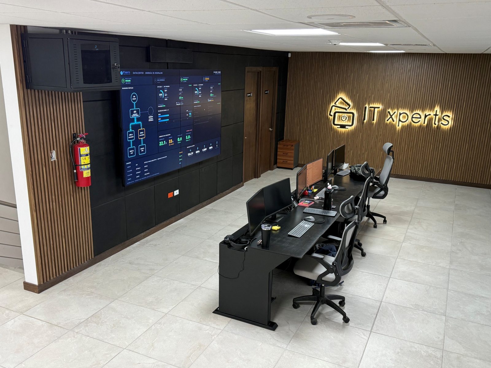 Centro de Operaciones de IT Experts de México: videowall con el tablero de energía del datacenter y estaciones de trabajo del equipo de ingeniería.