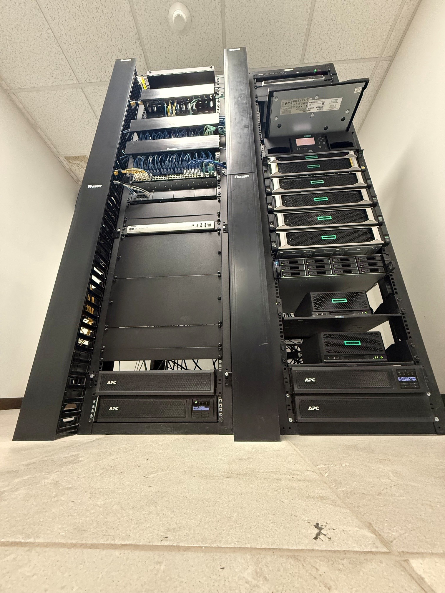 Vista general de los racks del datacenter