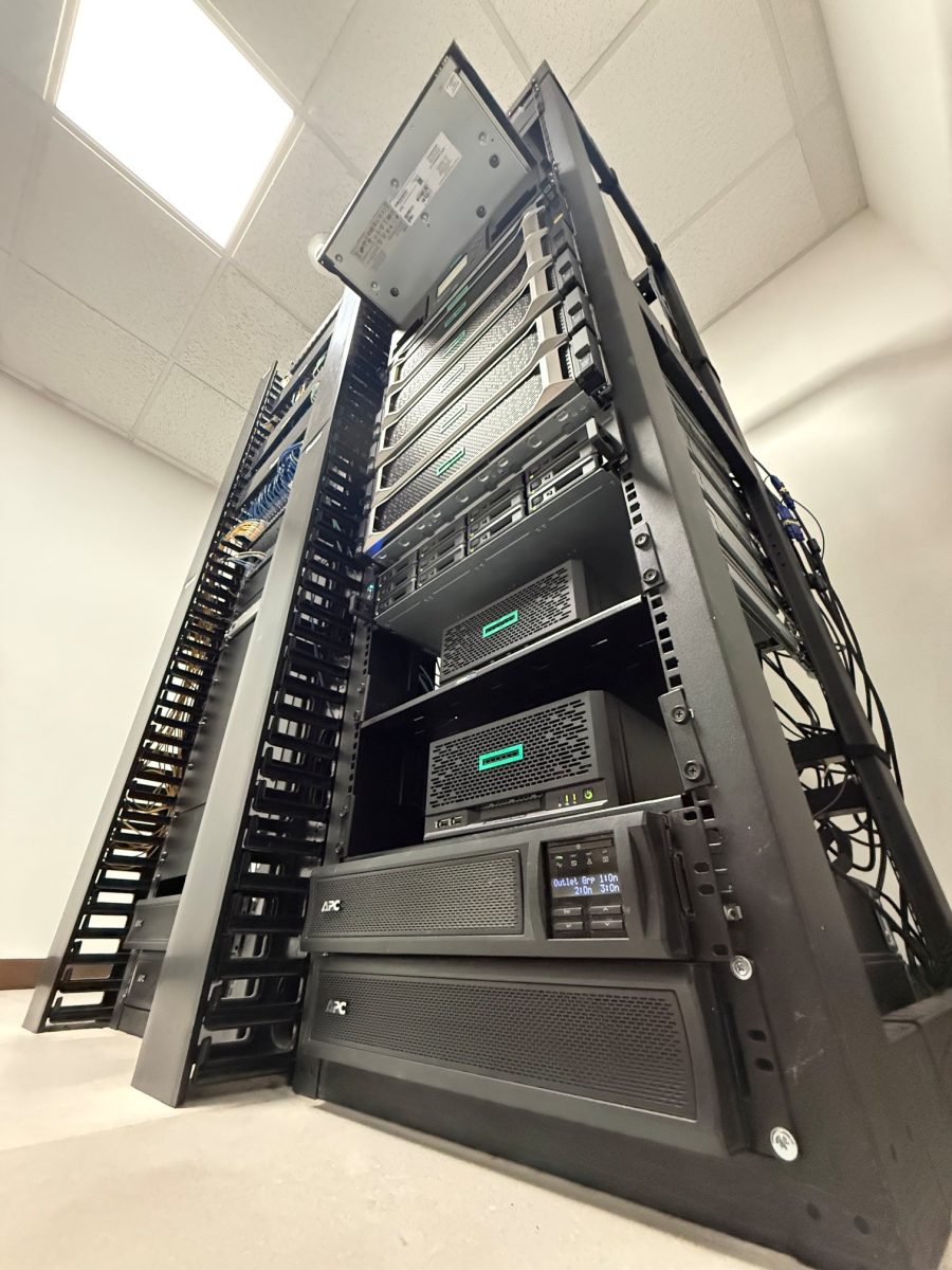 Racks del datacenter propio de IT Experts de México con servidores, organizadores de cableado Panduit y UPS APC en la base.