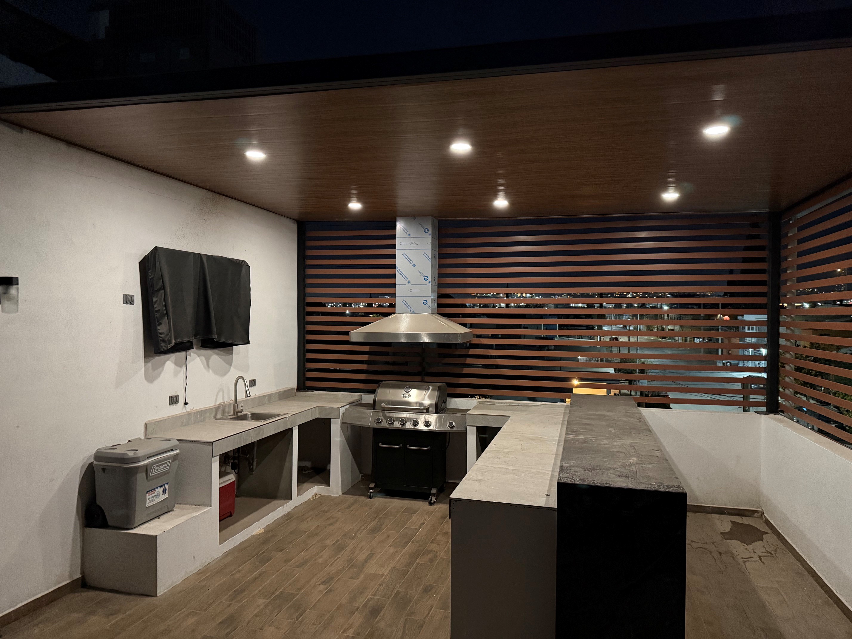Rooftop bar con grill de noche