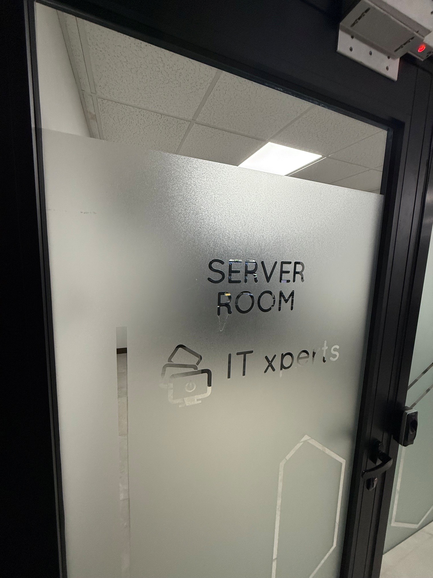 Puerta del Server Room con control de acceso