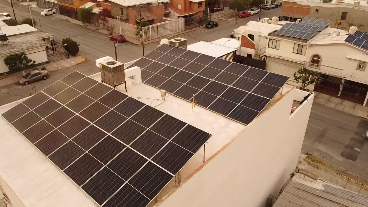 Paneles solares en la azotea