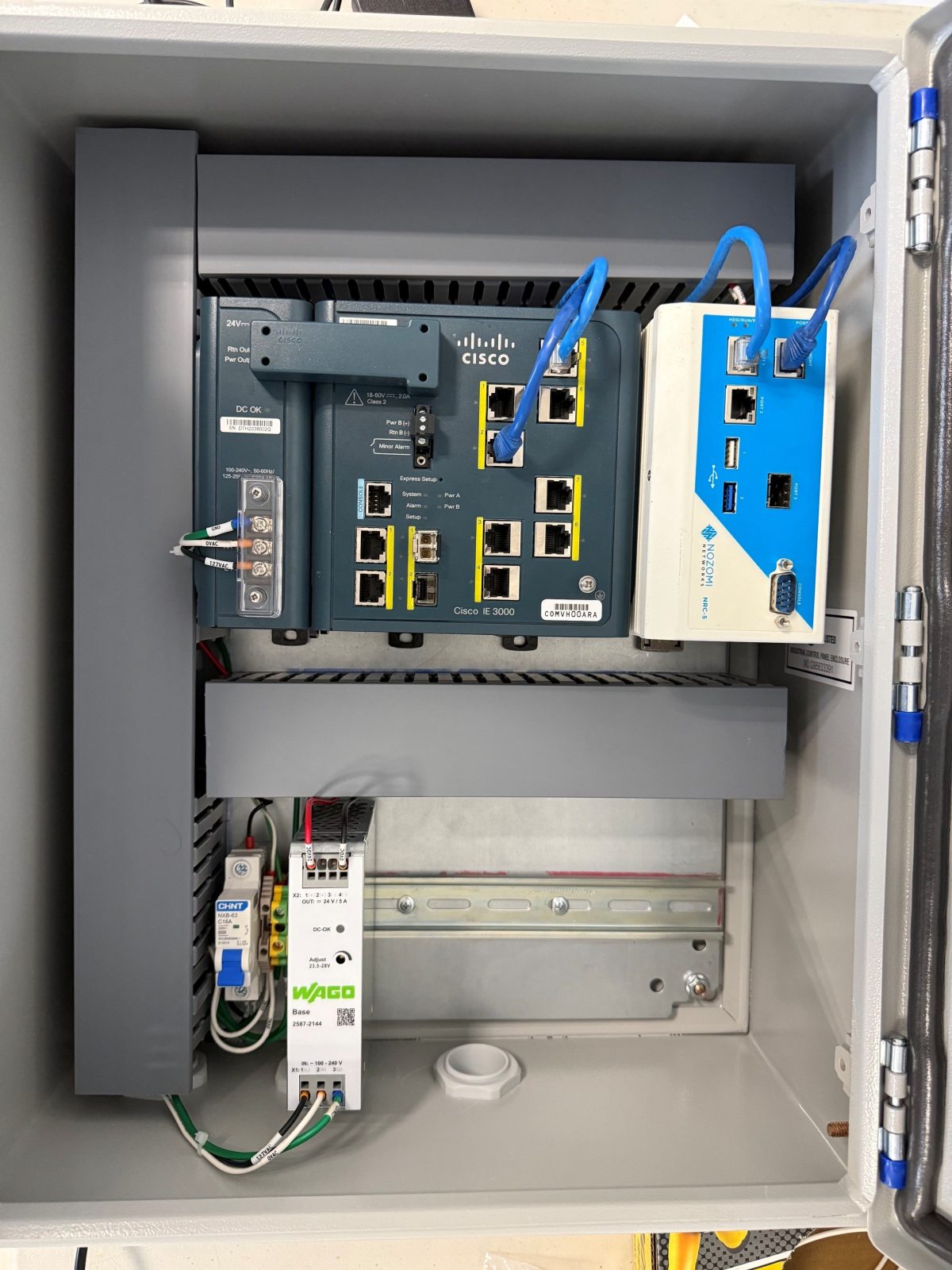 Gabinete itinerante de pruebas de concepto: switch industrial, fuente de 24 V y colector Nozomi montados en riel DIN